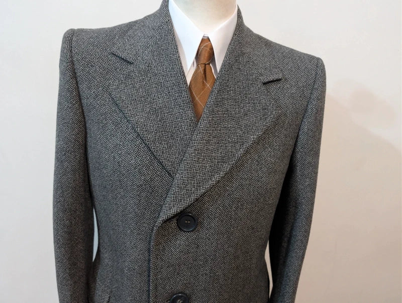 Süßer grauer Wollmantel