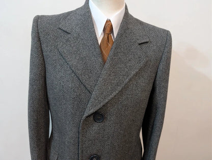 Süßer grauer Wollmantel