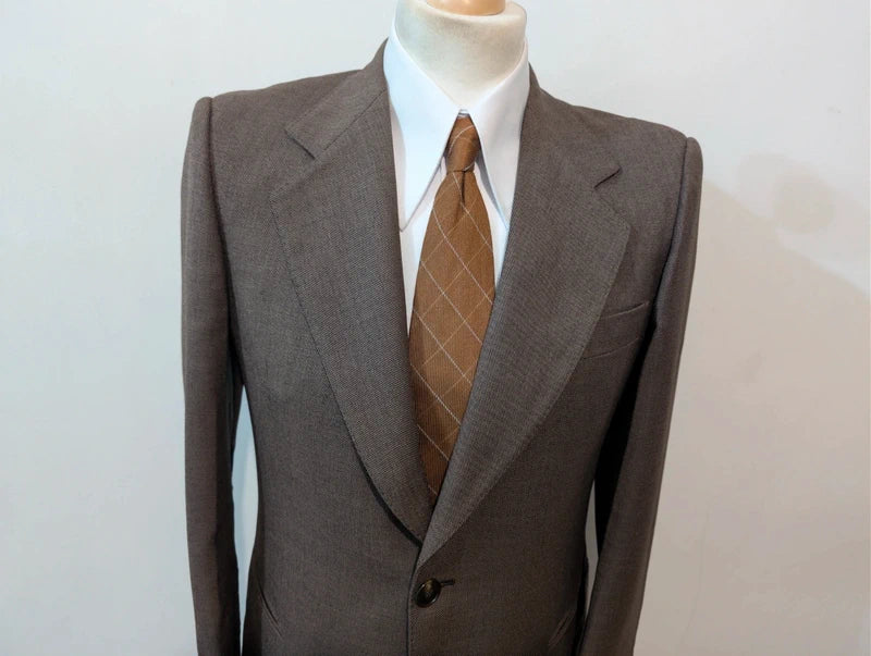 Schöner brauner Wollanzug