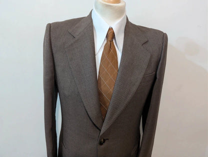 Schöner brauner Wollanzug