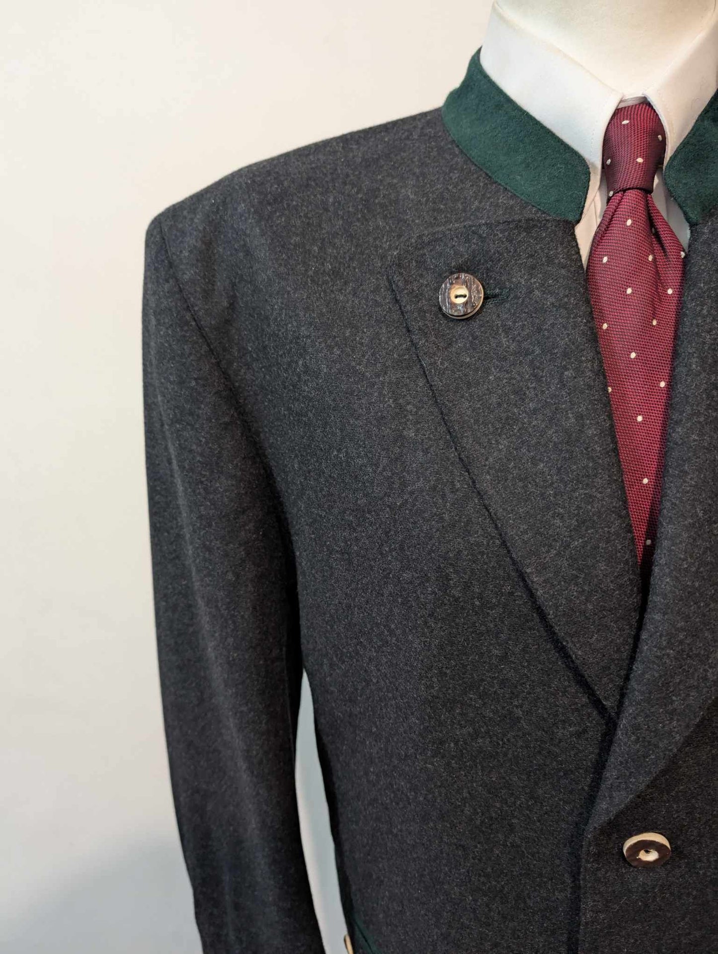Fabuleux costume autrichien  gris en flanelle de laine