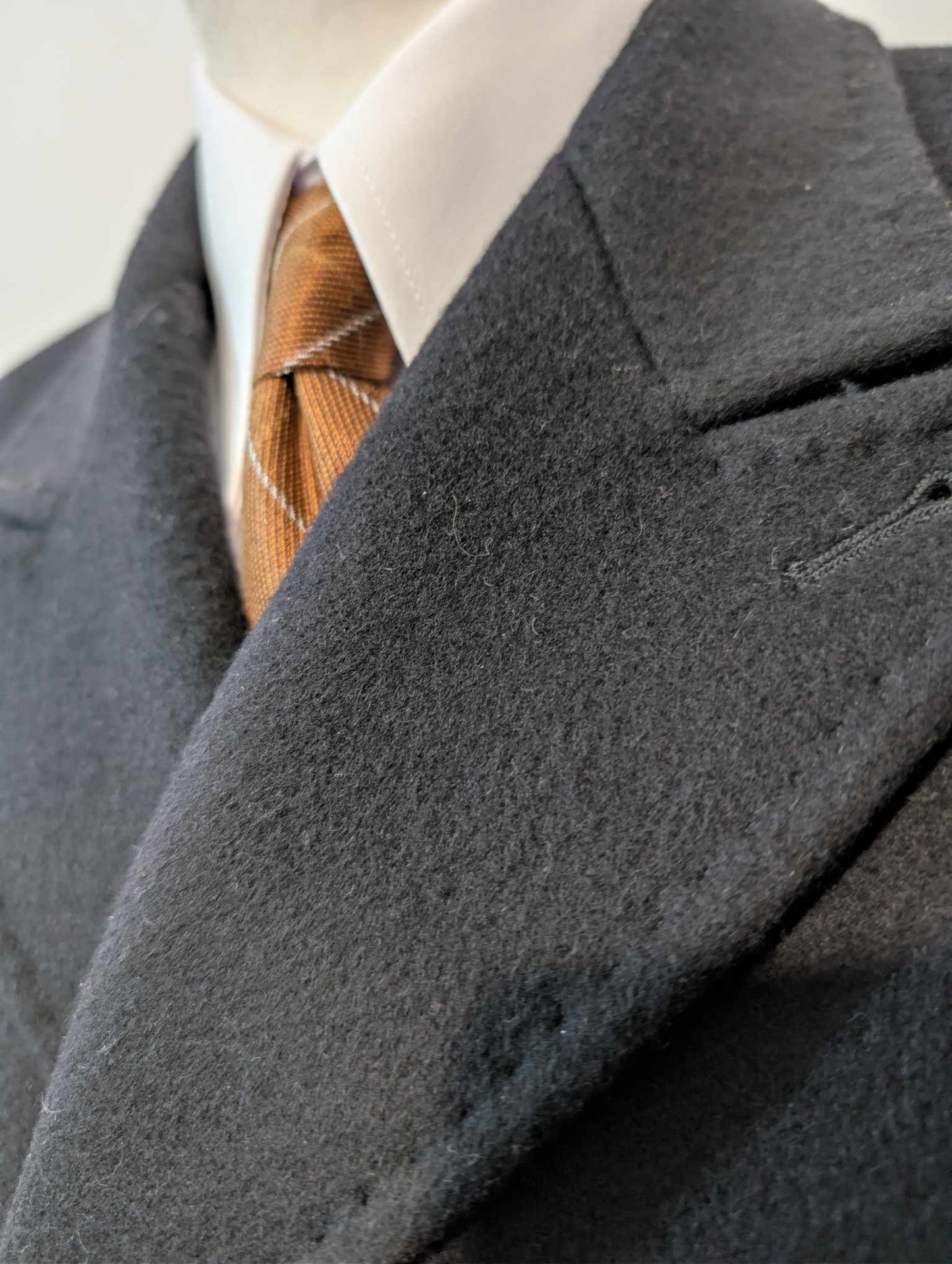 Original manteau croisé de couleur bleu marine nuit en laine