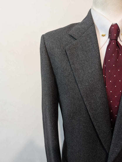 Gentil costume gris en flanelle de laine