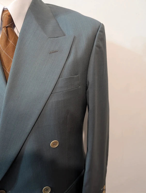 Leichter, zweireihiger blauer Anzug aus heller Wolle