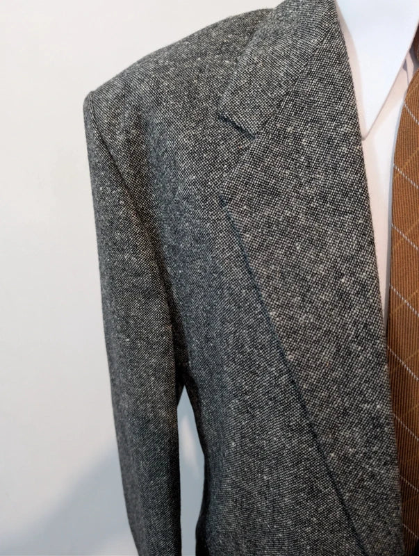 Hervorragender grauer Tweedanzug