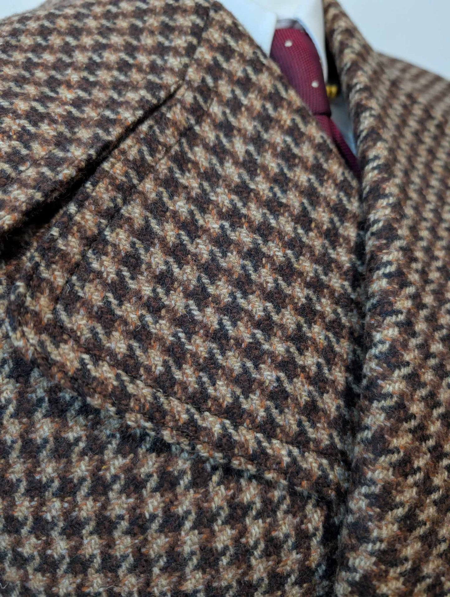 Ravissant manteau de couleur marron en pied de poule en tweed