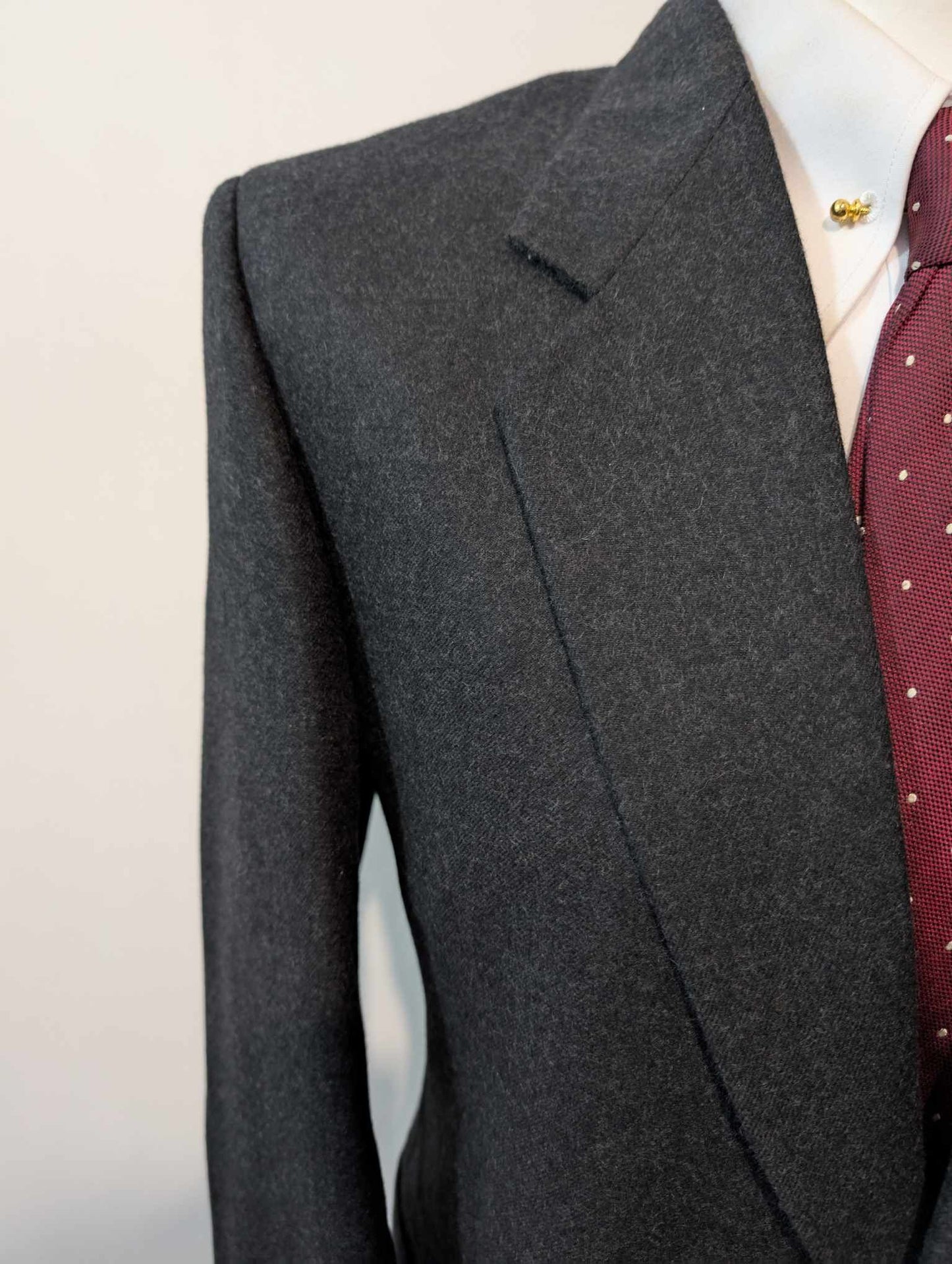 Mignon costume de couleur gris anthracite en flanelle