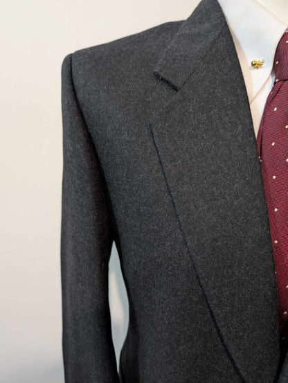 Mignon costume de couleur gris anthracite en flanelle