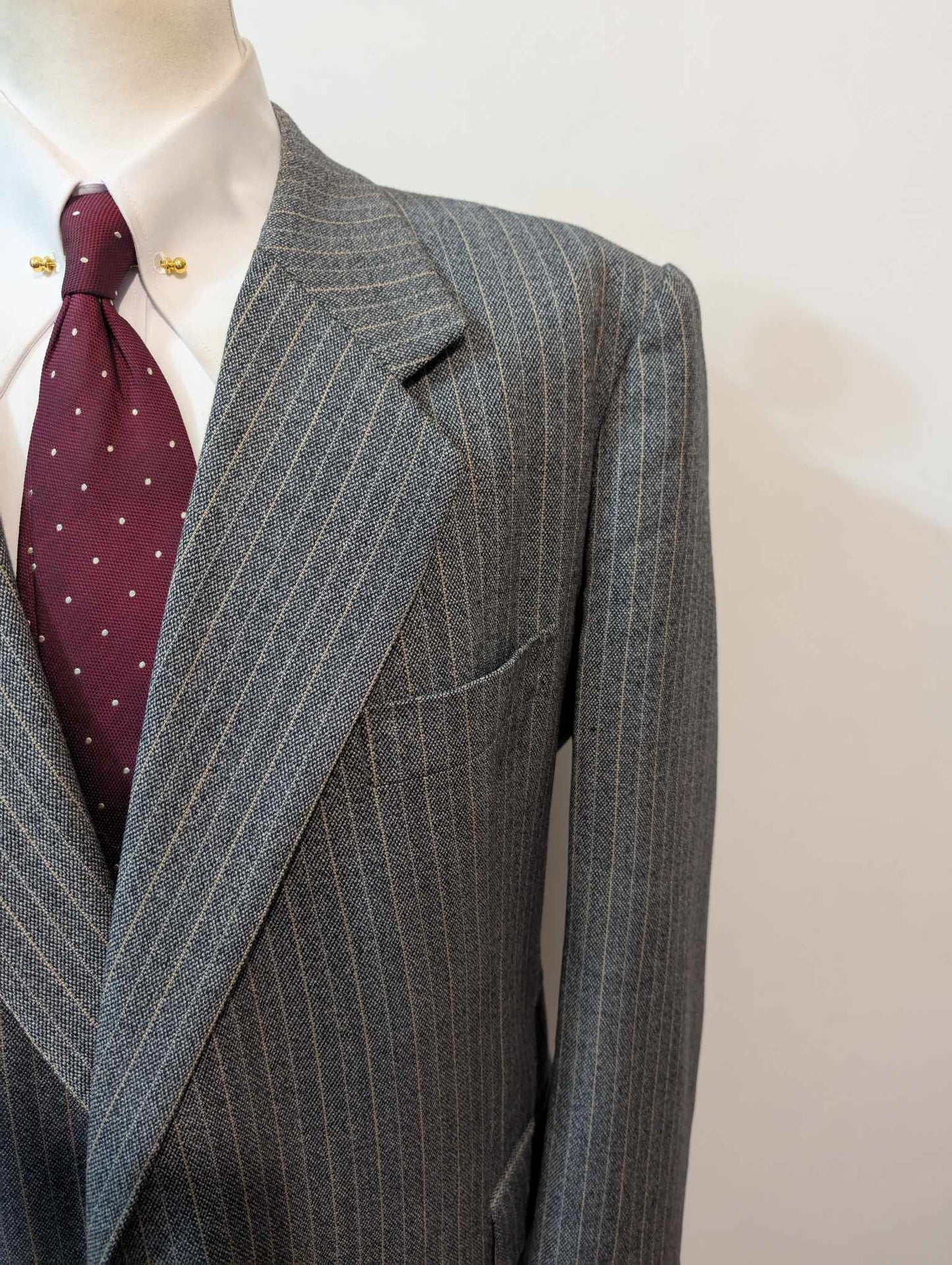 Gigantesque costume pinstripe bespoke