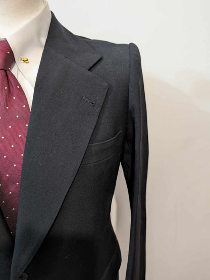 Sombre costume noir en laine