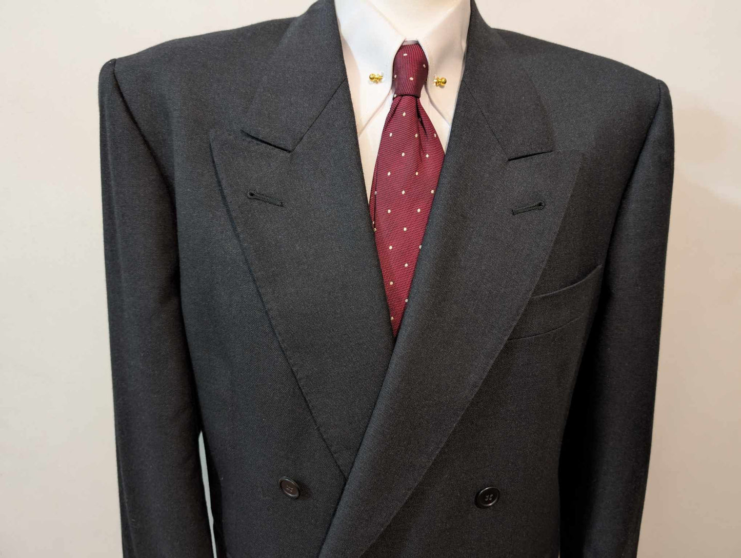 Sombre costume croisé gris en flanelle de laine