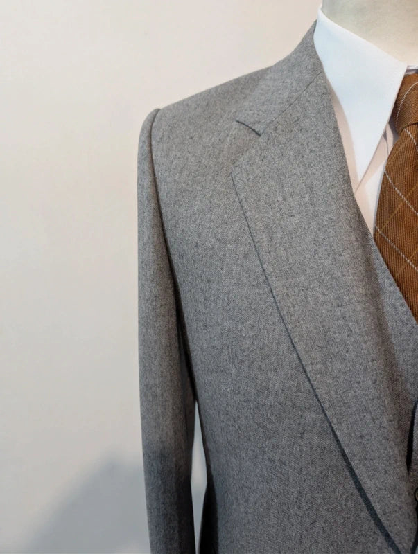 Prächtiger dreiteiliger grauer Wollflanellanzug