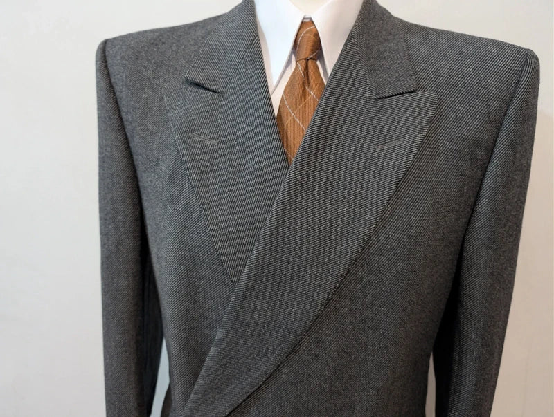 Schöner grauer Zweireihermantel aus Wolle