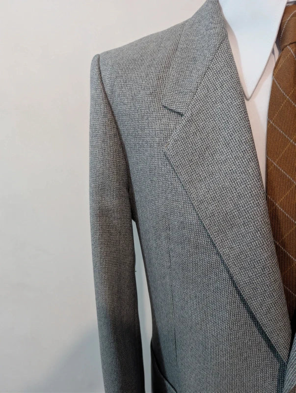 Schöner grauer Wollanzug