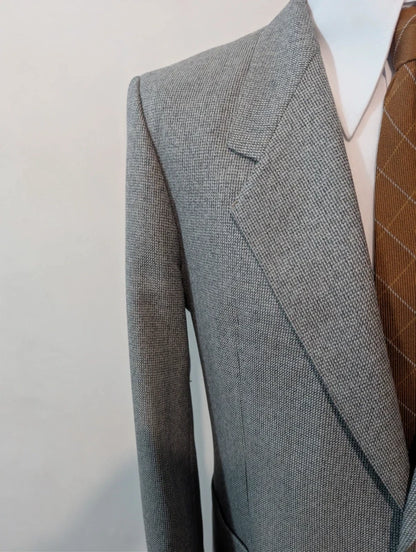 Schöner grauer Wollanzug