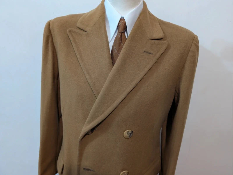 Zweireihiger Mantel aus heller Kamelwolle