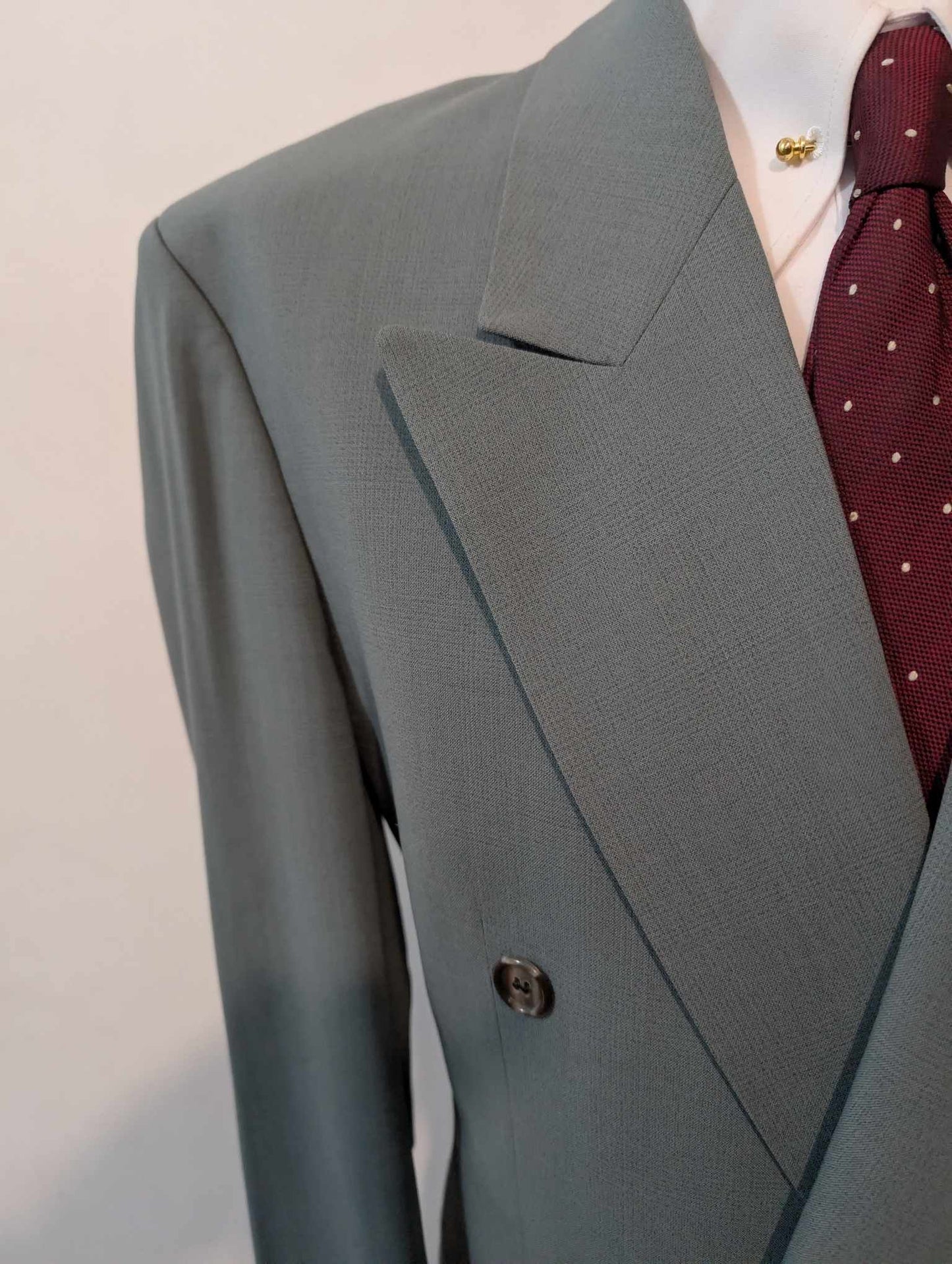 Élégant costume croisé de couleurs gris bleu en laine