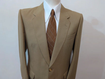 Toller beigefarbener Anzug aus kühler Wolle