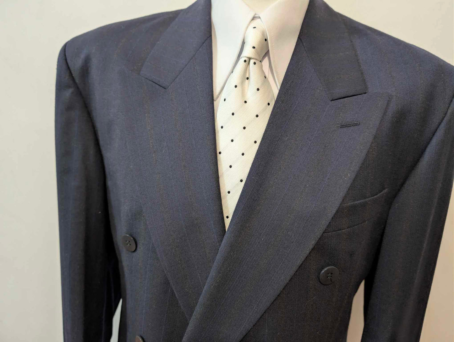 Élégant costume croisé pinstripe en laine