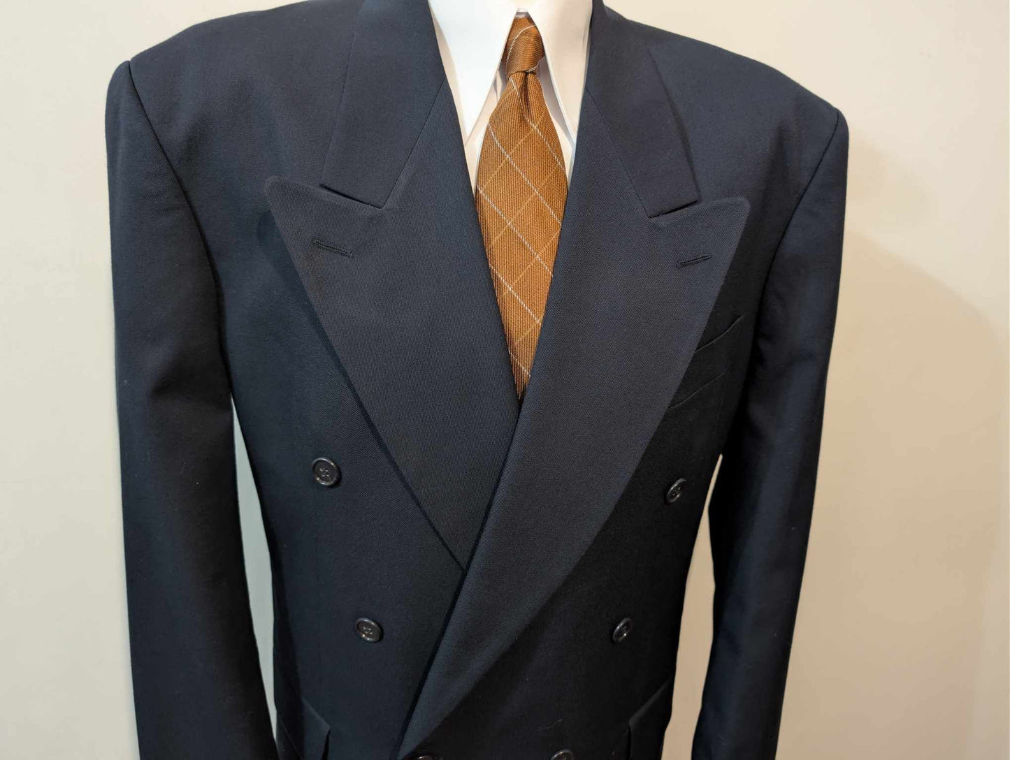 Mystérieux costume croisé de couleur bleu en laine