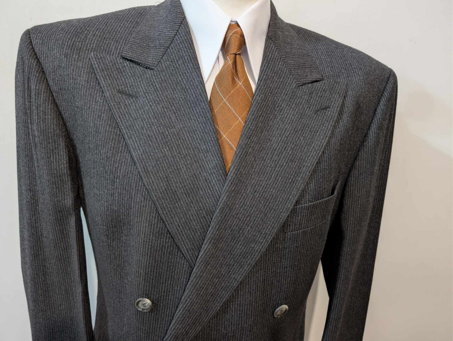 Légendaire costume croisé pinstripe en laine