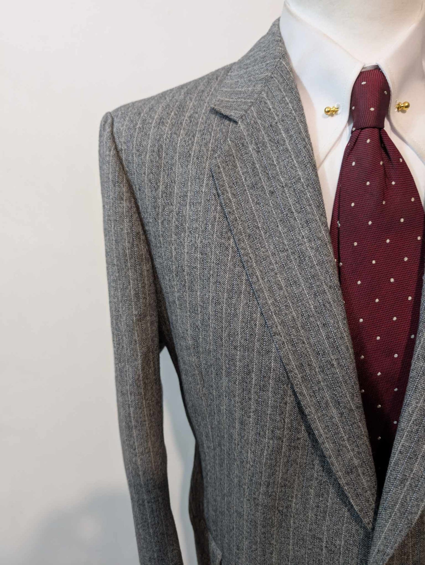 Gentille costume pinstripe en tweed