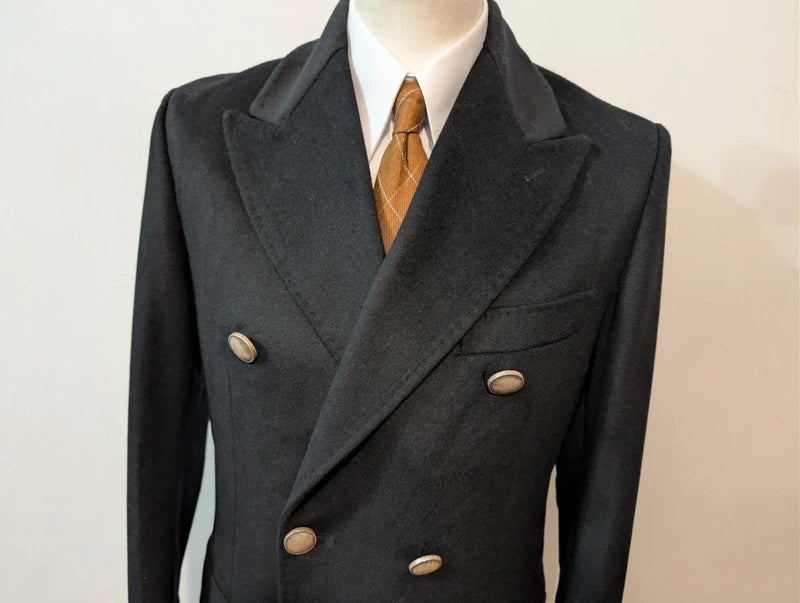 Eleganter schwarzer Wollpolomantel