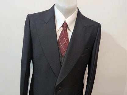 Geheimnisvoller dreiteiliger Anzug aus schwerem Flanell