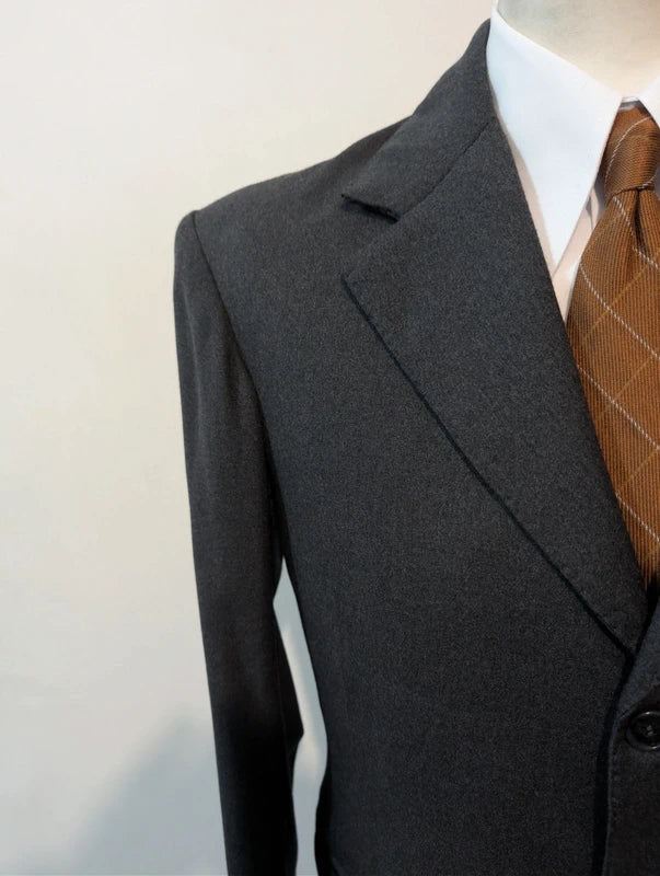 Exzellenter maßgeschneiderter grauer Wollanzug