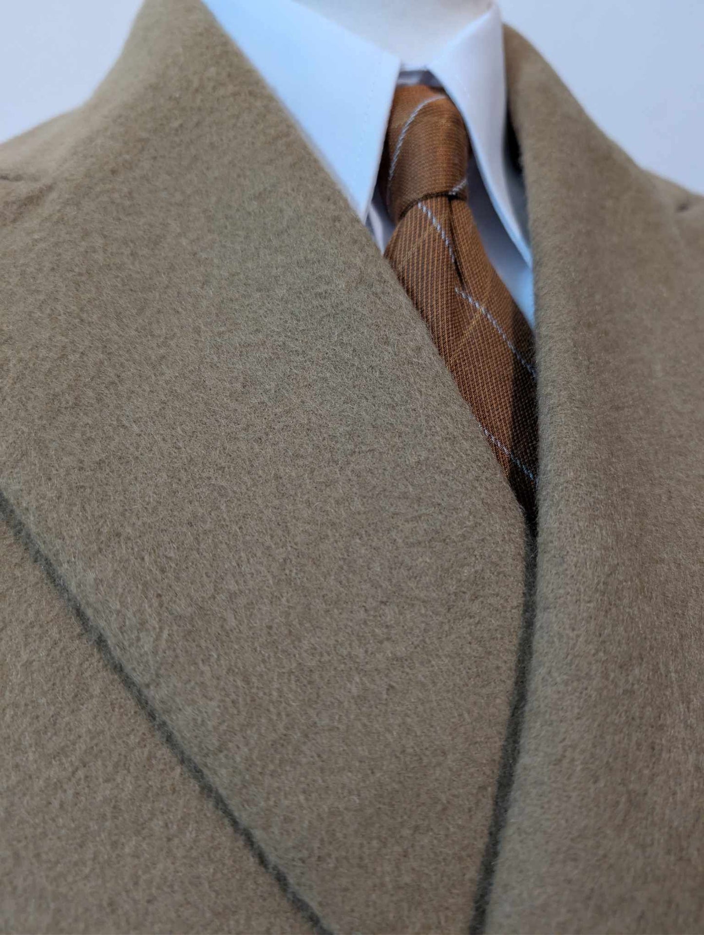 Originaler kamelfarbener, zweireihiger Wollmantel