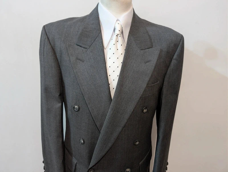Toller zweireihiger grauer Wollanzug