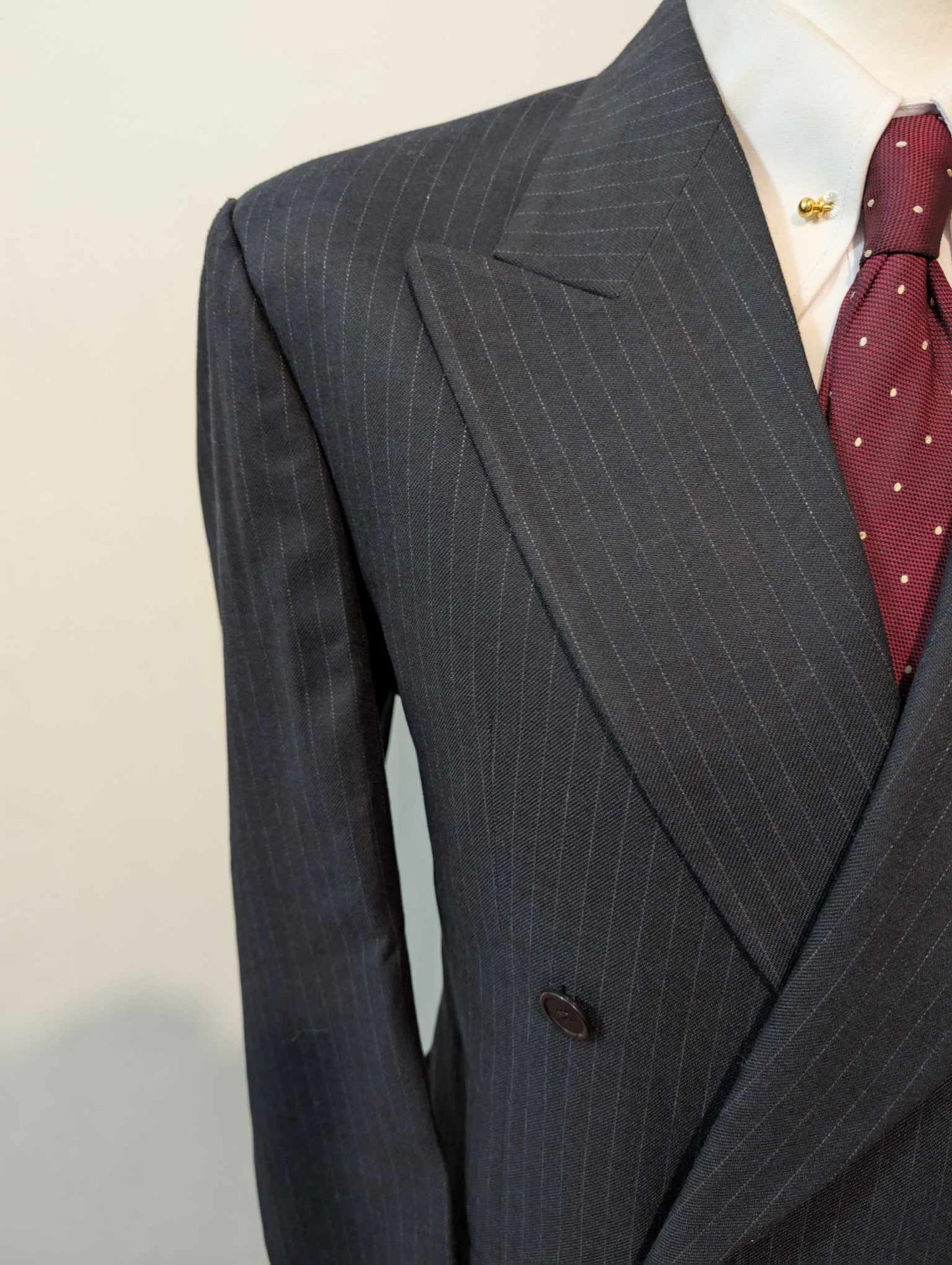 Légendaire costume croisé pinstripe en laine