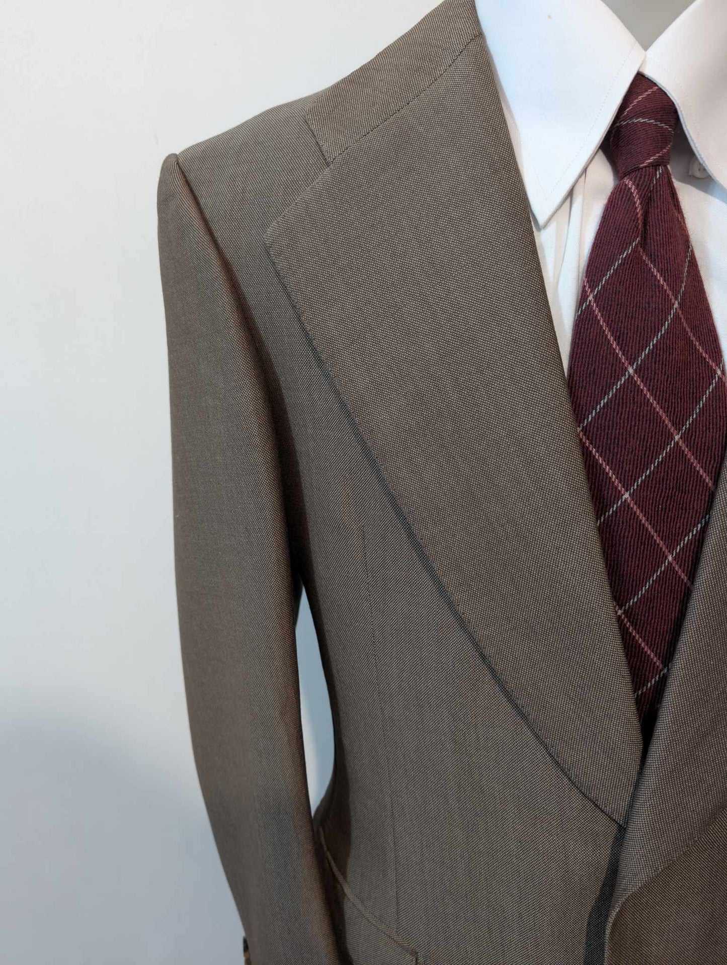 Gentil costume de couleur marron en laine