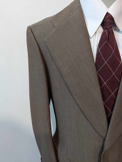 Gentil costume de couleur marron en laine