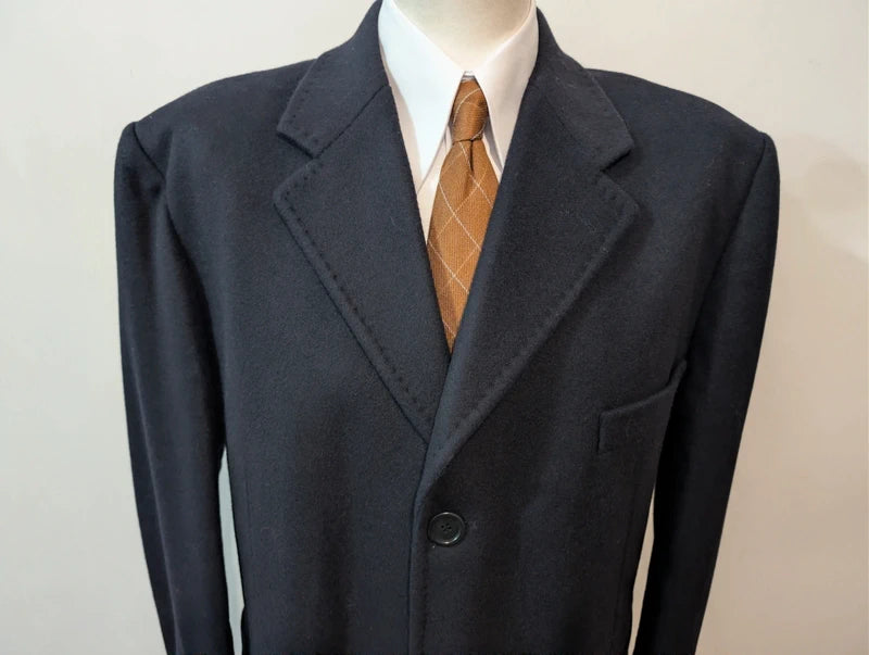 Schöner marineblauer Wollmantel