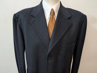 Schöner marineblauer Wollmantel