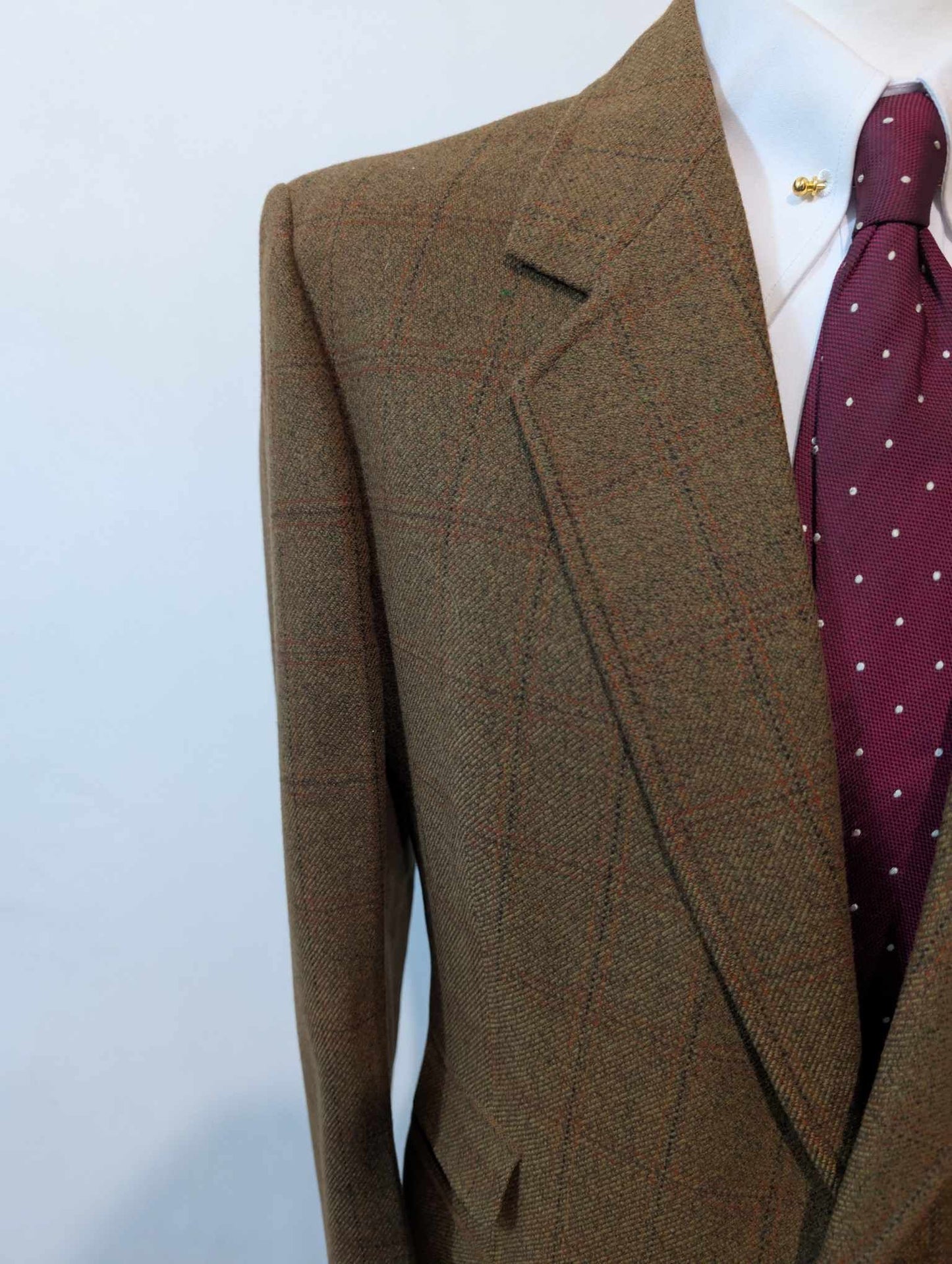 Mystérieux costume marron kaki en tweed