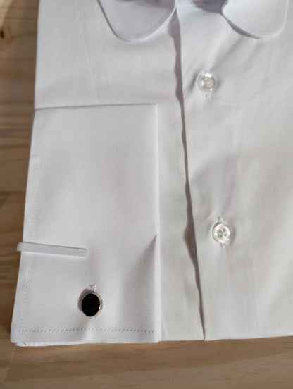 Round collar shirt with pin