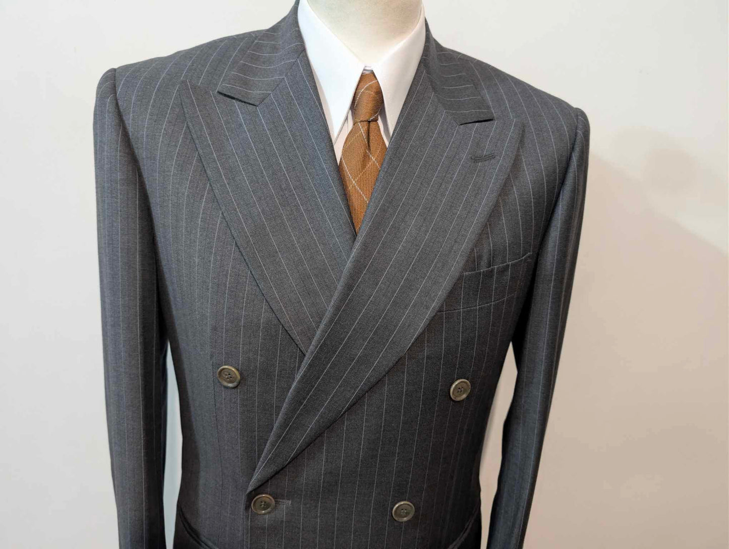 Legendärer zweireihiger Nadelstreifenanzug aus Wolle