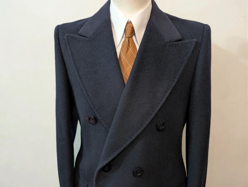 Fabelhafter marineblauer zweireihiger Mantel