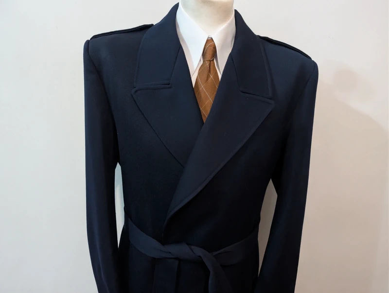 Geheimnisvoller zweireihiger Wollmantel