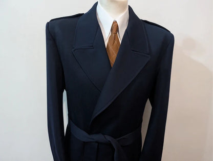 Geheimnisvoller zweireihiger Wollmantel