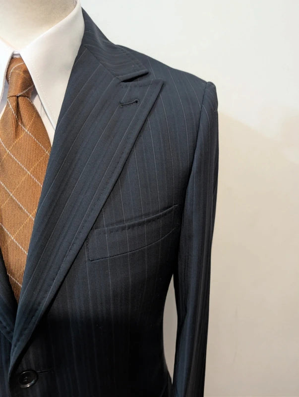 Schöner Nadelstreifenanzug aus Wolle