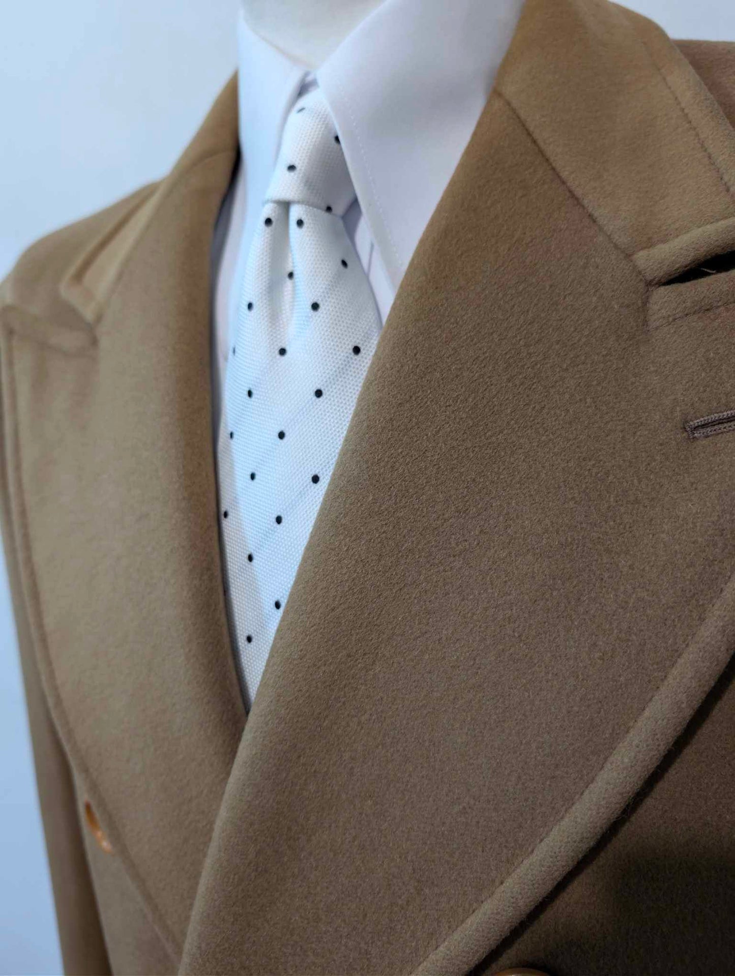 Heller, kamelfarbener, zweireihiger Wollmantel