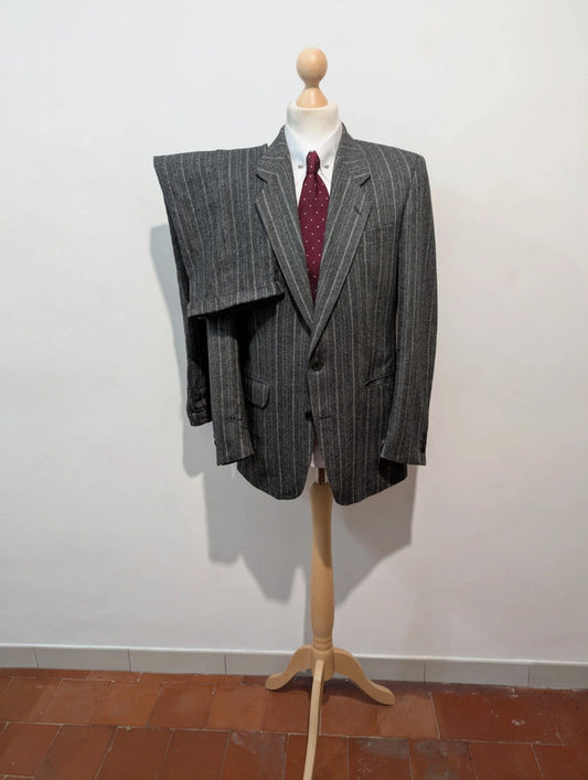 Merveilleux costume pinstripe en flanelle lourde