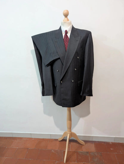 Redoutable costume croisé gris en laine