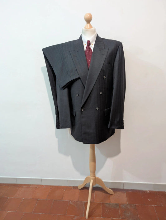 Redoutable costume croisé gris en laine