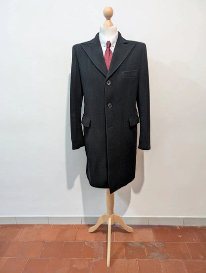Sombre manteau noir en laine