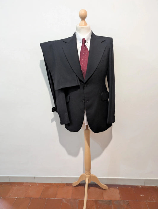 Ténébreux costume noir en flanelle lourde