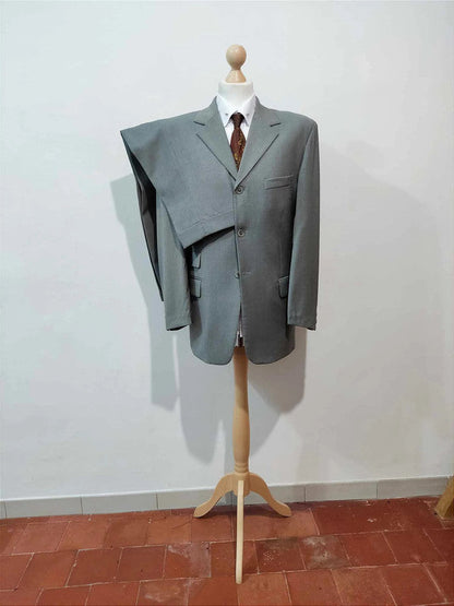Triste costume gris en laine fine